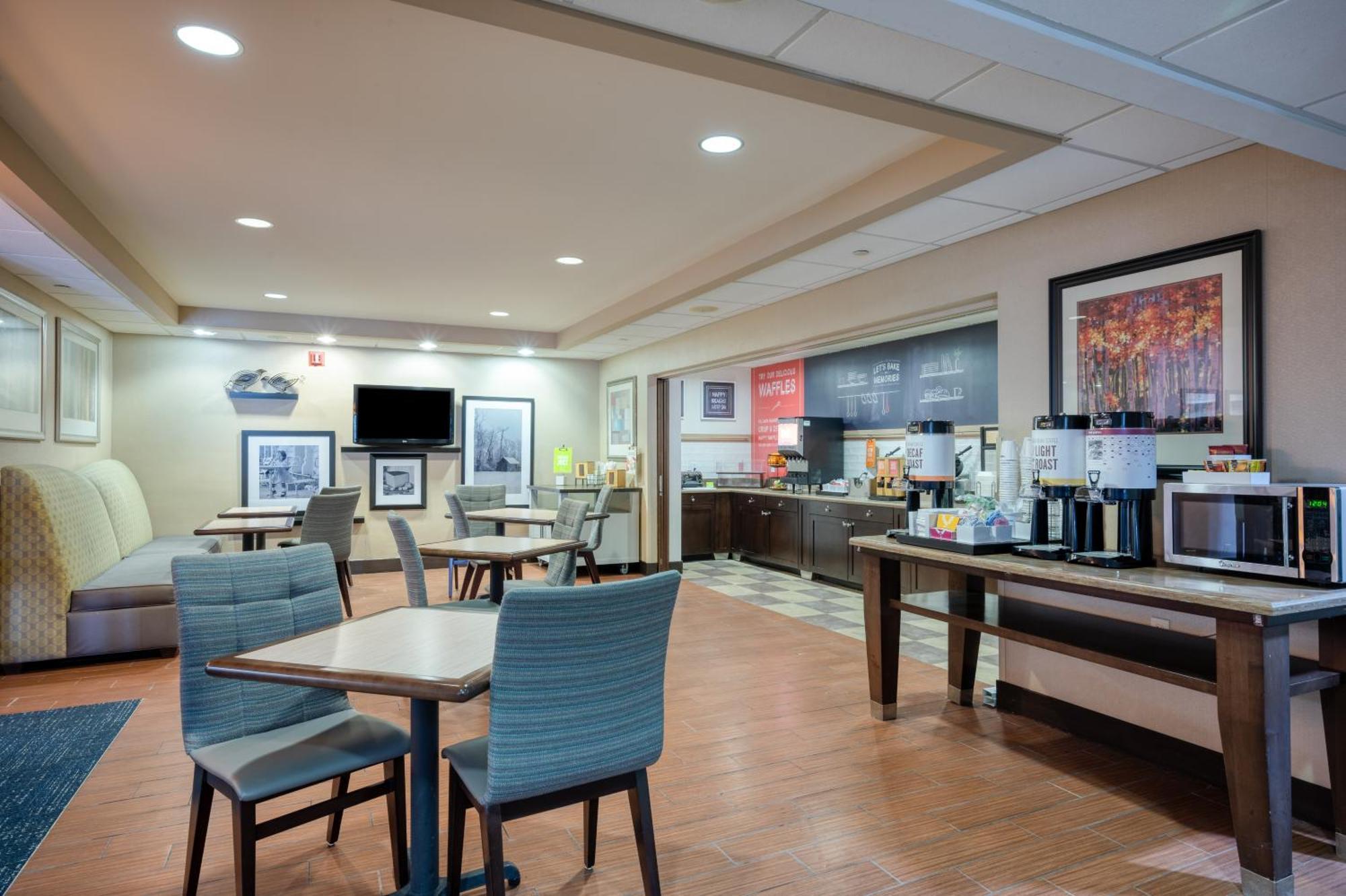 Hampton Inn Джейнсвилл Экстерьер фото